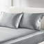 Ensemble de draps en satin de luxe gris 4 pièces - froissé, doux pour la peau, 1 drap plat, taies d'oreiller ajustées pour réduire les frisottis
