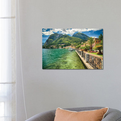 Vue de la promenade Lakeshore, Menaggio, lac de Côme, Lombardie, Italie. par George Oze - Photographie sur toile tendue