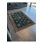Tapis décoratif foncé à motif traditionnel beige foncé sur fond vert