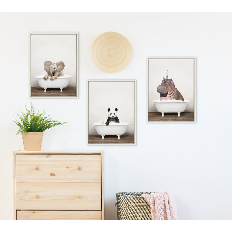 «Panda Waving in Rustic Bath» par Amy Peterson, reproduction d'art sur toile encadrée, Cadre blanc