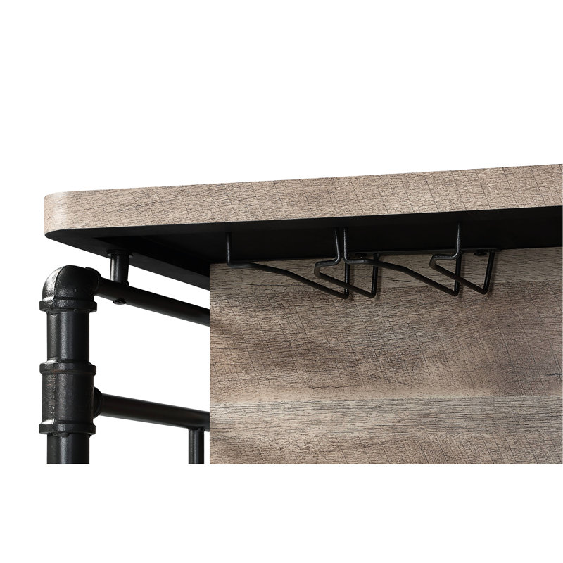 Îlot de cuisine à 5 tablettes en chêne antique et gris sable, offrant une grande capacité de rangement pour les verres à bouteilles, un plateau de table avec des pieds en métal robustes