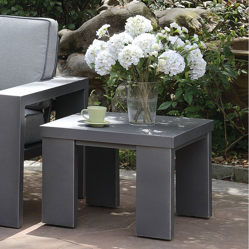 Table d'appoint en métal Sherrell