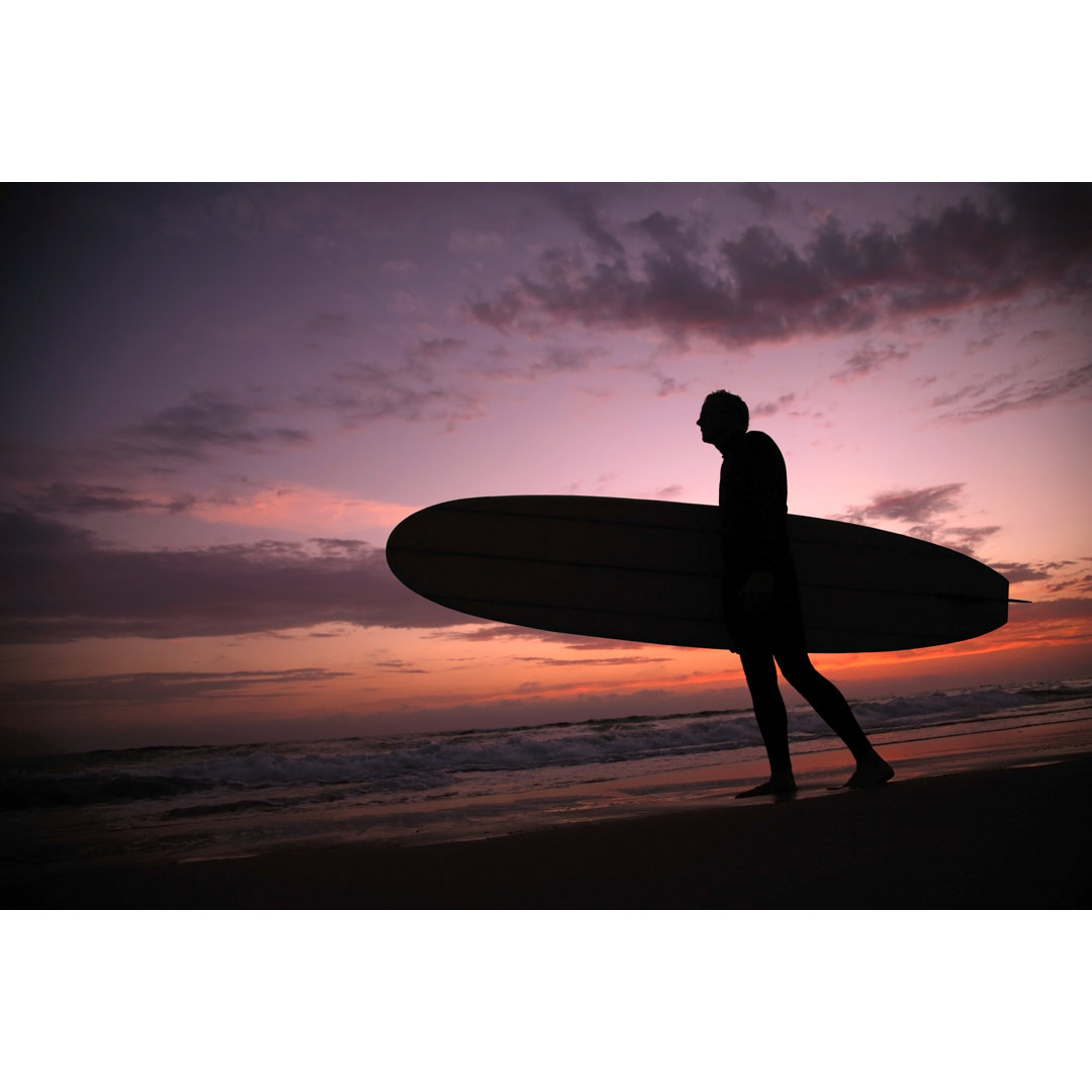 Silhouette eines Surfers bei Sonnenuntergang - Leinwandbild