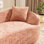 Canapé compressible rose pour deux personnes. Il a des accoudoirs des deux côtés, est livré avec deux coussins, convient aux petits appartements et peut être placé dans le salon ou la chambre à coucher.