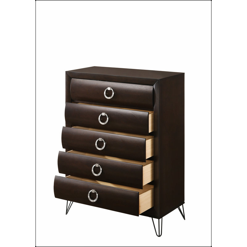 Commode Tablita Merlot foncé avec cinq tiroirs incurvés et des poignées modernes en acier inoxydable, parfait pour un rangement élégant