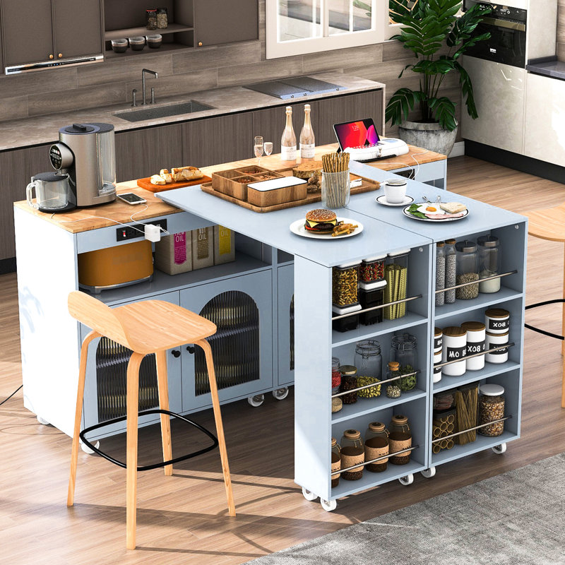 Îlot de cuisine avec table réglable, portes en verre cannelé, éclairage DEL et prise électrique grise. Éclairage mobile, prises, portes et étagères pratiques.