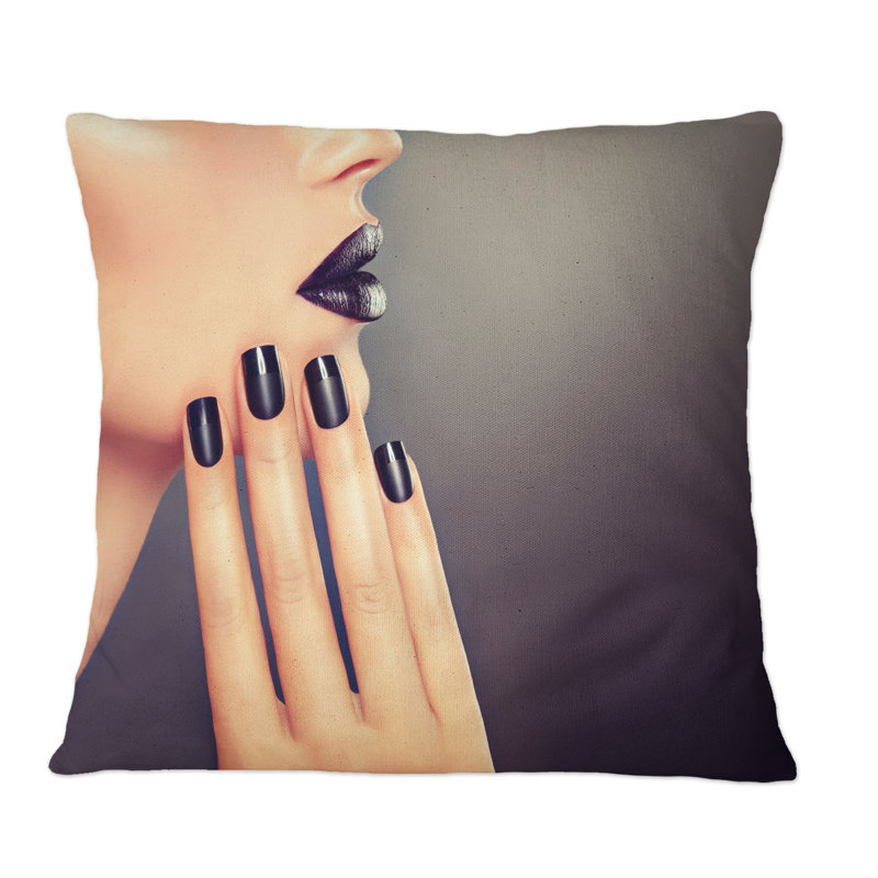 Visage de femme avec maquillage noir et manucure III - coussin décoratif imprimé Glam, 16 po x 16 po