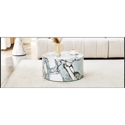 Table basse cylindrique simple en marbre texturé, compacte et élégante pour les salons industriels ou minimalistes