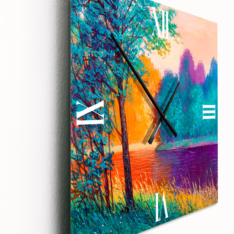 Rivière colorée entre les arbres au crépuscule - horloge murale traditionnelle, Moyen