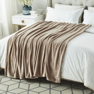 Jeté en flanelle à revers jacquard Serena 60 po x 70 po