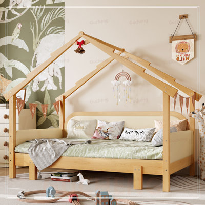 Lit simple en bois dans une cabane dans les arbres avec rails à coussin souple, idéal pour les enfants et les adolescents, combinant sécurité et plaisir dans un design compact