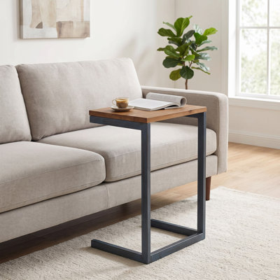 Ensemble de 3 tables d'appoint gigognes en sapin de style industriel moderne, structure en fer en forme de C