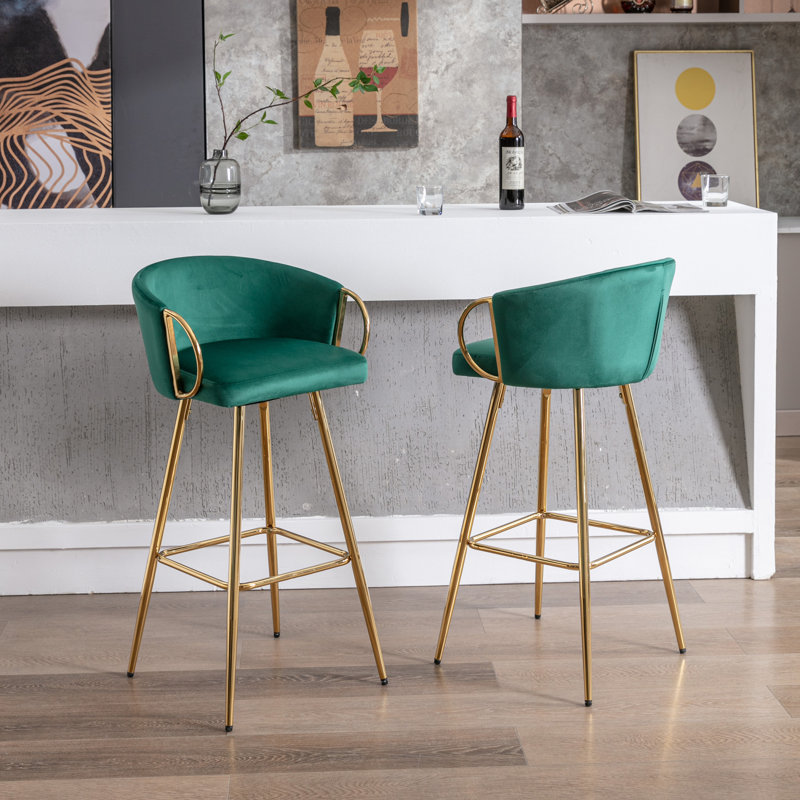 Élégants tabourets de bar en velours vert avec repose-pieds chromés - parfaits pour la vie moderne