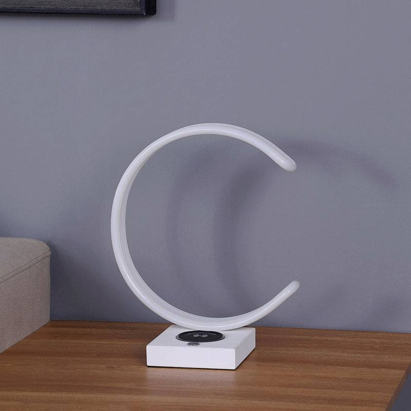 Lampe de table 13,5 "en forme de C avec port USB / chargeur sans fil