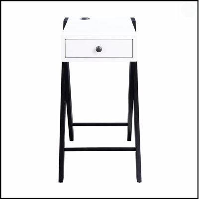 Table d'appoint moderne avec station de chargement USB et tiroir de rangement spacieux, parfait pour les espaces de vie contemporains.