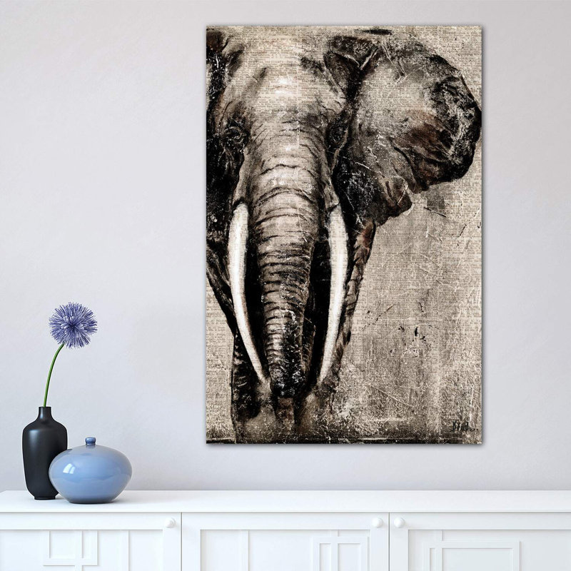 Éléphant sur papier journal par Patricia Pinto - impression d'art graphique, Toile tendue, H 26 po x l 18 po x 1,5 po