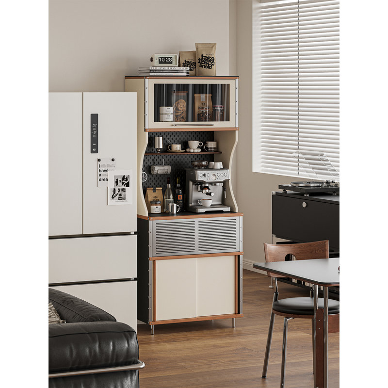 Garde-manger moderne et mince de style industriel avec détails métalliques