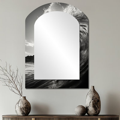 «Black and White Wave Photo I» - Miroir mural décoratif Beach Arch, miroir asymétrique gris, impression sur métal