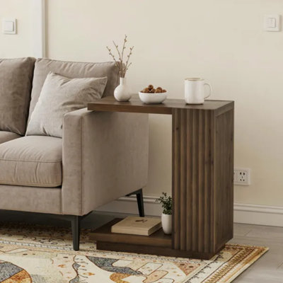 Table d'appoint de style campagnard en forme de C, table d'appoint en bois cannelé de haute qualité avec étagère de rangement à deux niveaux, 60 cm L × 28,5 cm P × 60 cm H, table d'appoint gain de place pour canapé, salon ou chambre