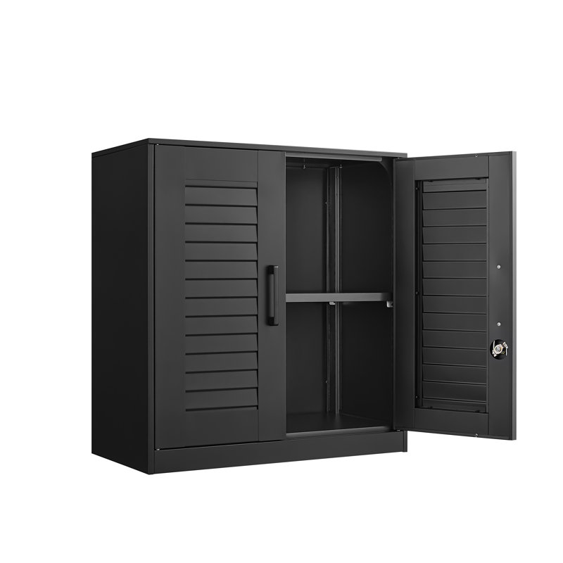 Armoire de rangement murale en métal noir avec serrure, étagères réglables et barrière anti-chute pour garage, sous-sol ou buanderie.