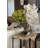 Vandas et cymbidiums dans un vase