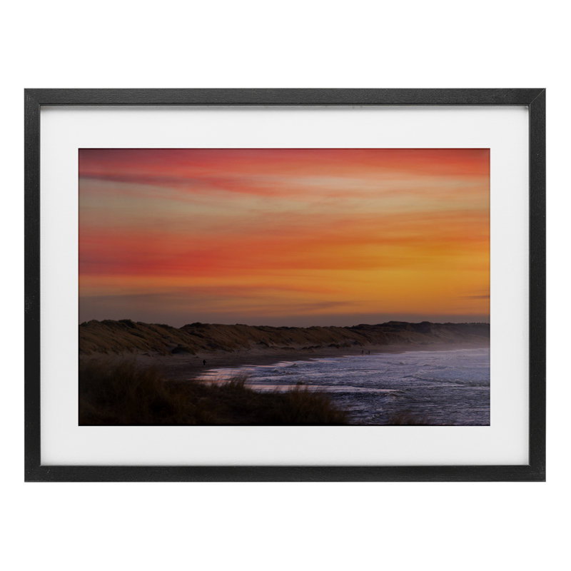 Coucher de soleil orange sur un rivage, reproduction sous verre, conception de Thomas Tepstad Berge, H 17 po x l 23 po