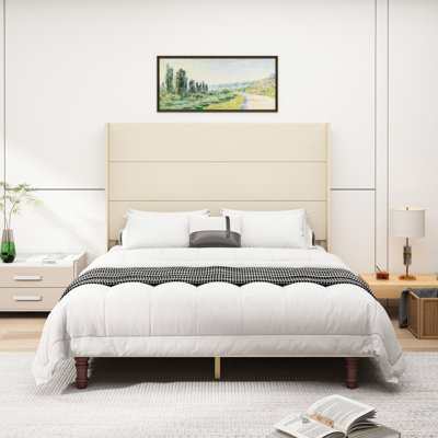 Grand lit beige avec tête de lit haute de 54 po pour une chambre à coucher élégante