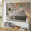 Toile, scène de chambre à coucher douillette avec un lit tapissier doux incurvé dans des tons de gris discret orné d'une literie en couches moelleuse-737887926