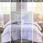 Édredon lavande avec pompons colorés et coussin décoratif en forme de cœur