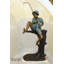 Garçon assis sur un arbre et statue en bronze de pêche - Taille: L 34 po x l 28 po x H 64 po.