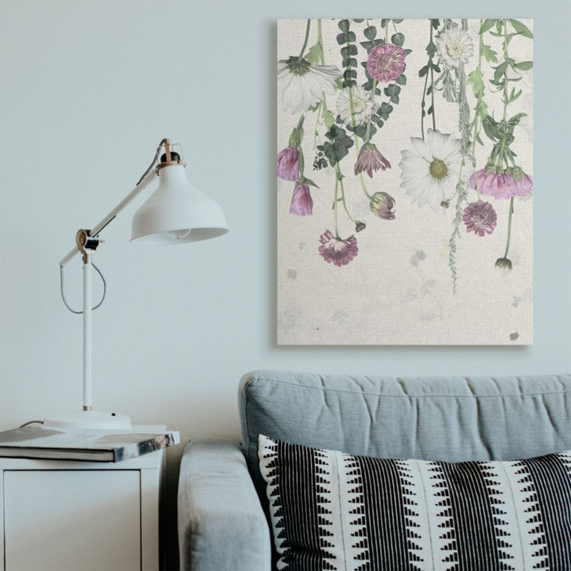 Fleurs suspendues mauves avec de charmantes marguerites blanches par Grace Popp - reproduction d'art, H 48 po x l 36 po