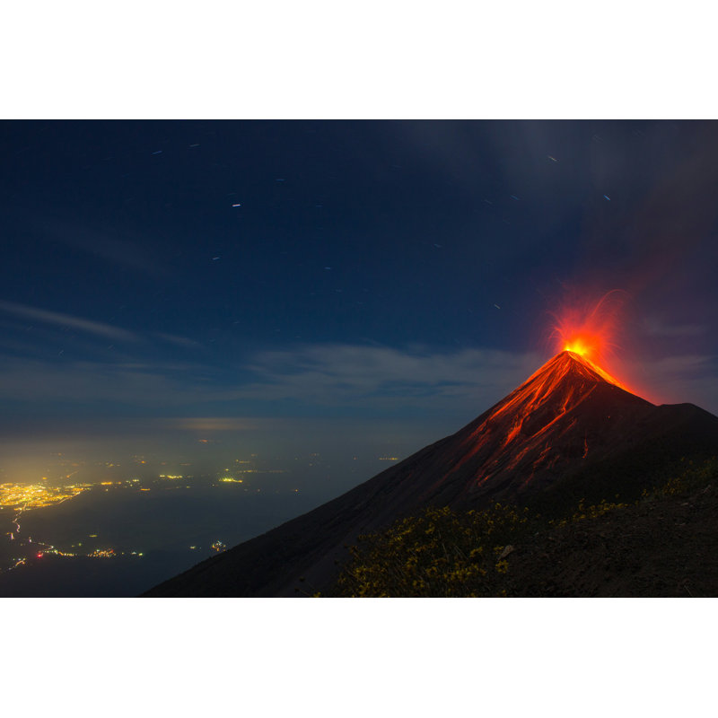 Volcano Fuego Erupts, L 12 po x H 8 po