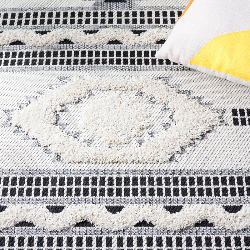 Oumar Area Indoor/Outdoor Area Rug in Ivory/Black, Round 6'7"