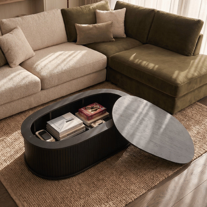 Table basse Stream ovale moderne en bois avec plateau amovible et rangement dissimulé, design à rainures verticales, décoration élégante pour le salon, style minimaliste contemporain pour la maison et le bureau, montage facile, noir brûlé