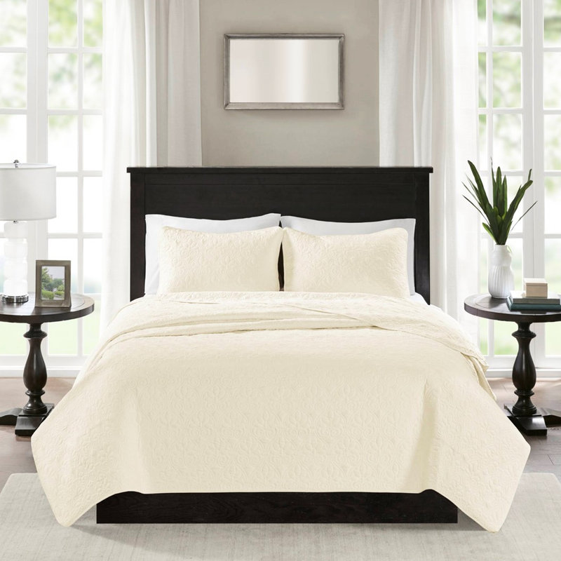 Courtepointe réversible double / grand crème. Profitez d'une bonne nuit de sommeil en été et en hiver. Rembourrage en coton prélavé. Comprend deux taies décoratives avec courtepointe. Literie lavable à la machine crème double / grand.