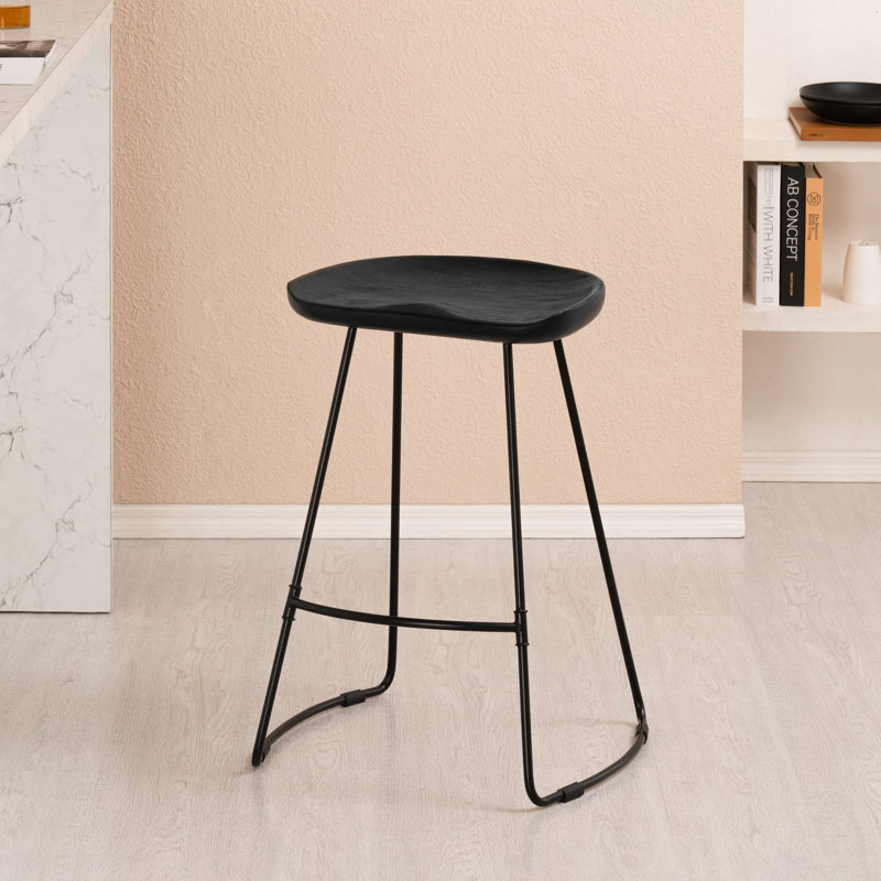 Tabouret de bar en bois massif Alberts, Noir, Tabouret de comptoir (siège d'une hauteur de 26 p