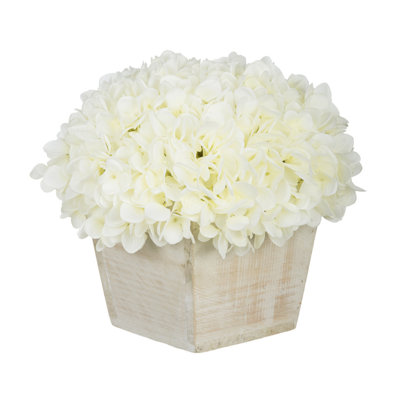 Arrangement d'hortensias en tissu synthétique blanc dans un pot à fleurs