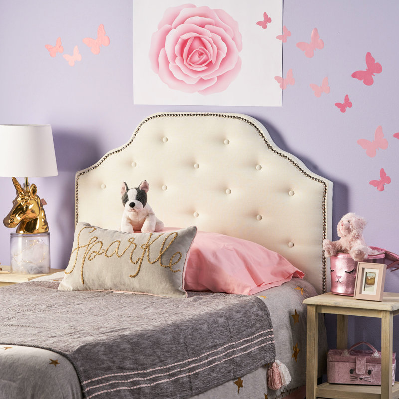 Tête de lit simple, illustrant un charmant capitonnage à boutons avec silhouette et point de diamant