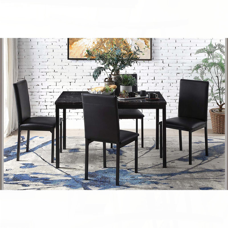 Table de salle à manger noire avec plateau en faux marbre et structure en métal
