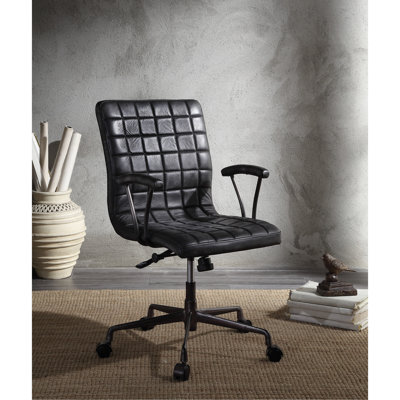 Fauteuil de bureau vintage en cuir noir et aluminium, avec siège pivotant à 360°, hauteur réglable, dossier rembourré, accoudoirs, support métallique, piètement à 5 branches, capacité de 100 kg, profondeur d'assise de 43 cm, hauteur de dossier réglable de 41 cm à 61 cm.