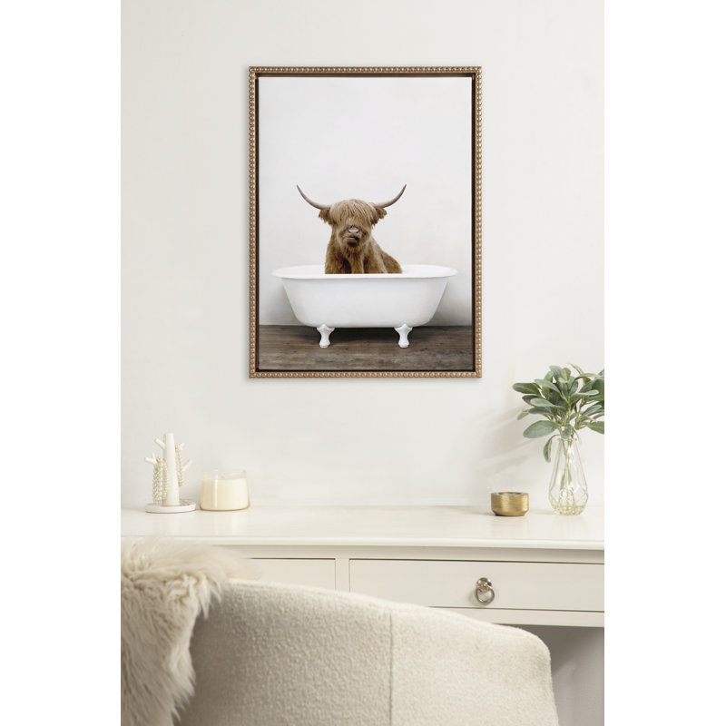 «Highland Cow in the Tub Color» par Amy Peterson, reproduction d'art sur toile encadrée, Or perlé
