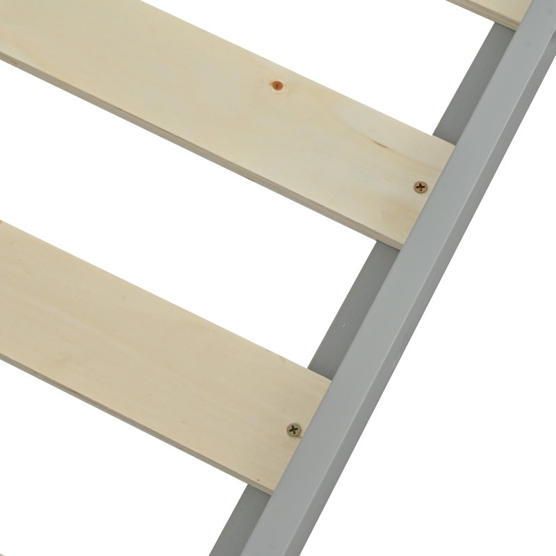 Lit simple superposé au-dessus d'un lit double, lit superposé en bois avec échelle et garde-corps gris