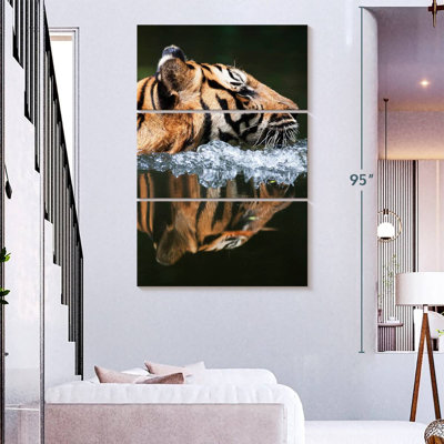 Brampt nageant dans un tigre de Malaisie