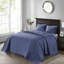 Couvre-lit réversible bleu marine - La conception matelassée classique pour le rembourrage élégant en coton prélavé comprend deux taies décoratives qui s'adaptent au matelas à haute profondeur dans le lit.