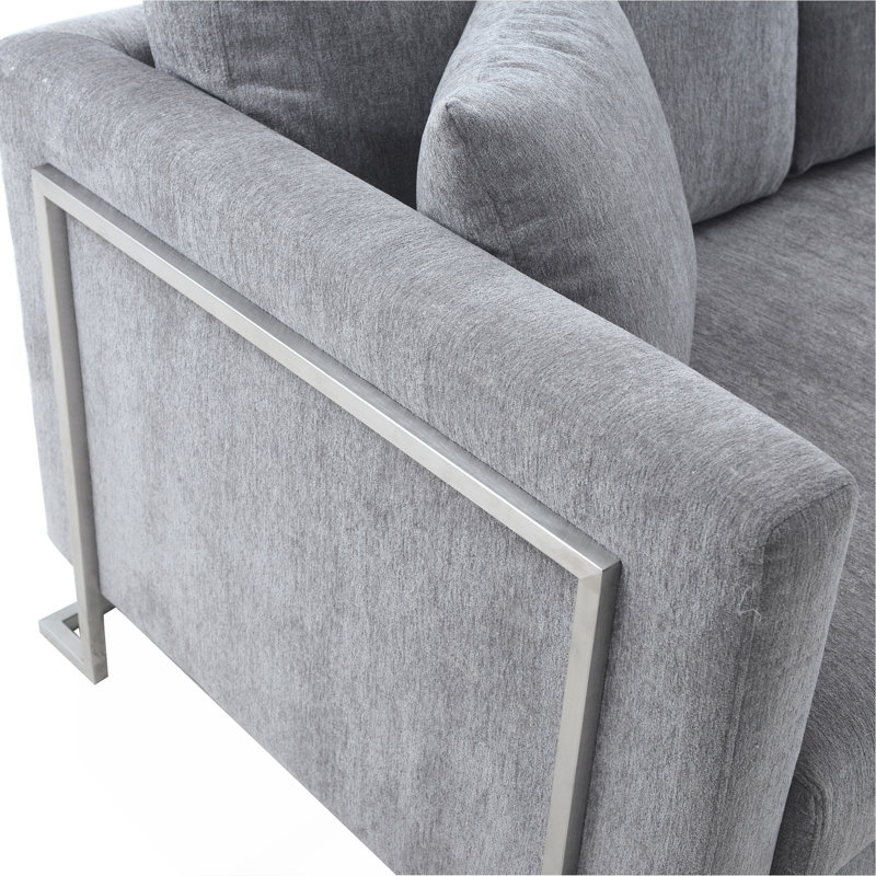 Canapé rembourré en tissu gris avec pieds en acier inoxydable brossé