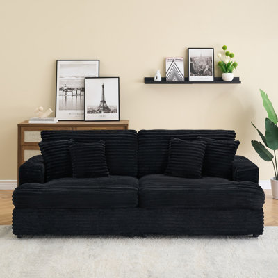 Canapé 88,58 po en velours côtelé 3 places, spacieux et confortable. Jumelé à 4 coussins décoratifs de la même couleur, il ajoute une touche d'élégance à un salon moderne.