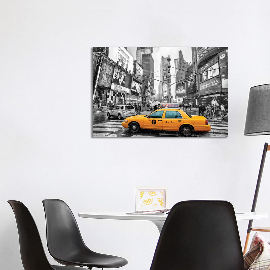 Times Square Yellow Cab I von Susanne Kremer - Galerie-verpackte Leinwand Giclée