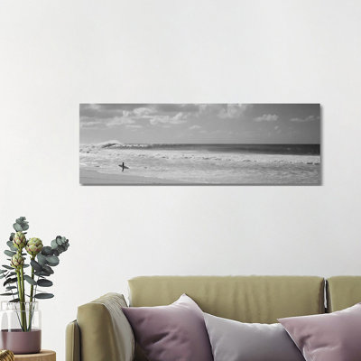 Surfer debout sur la plage, North Shore, Oahu, Hawaï, États-Unis - Giclée sur toile tendue avec châssis