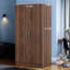Garde-robe en bois texturé brun à double porte avec trois supports de rangement classés