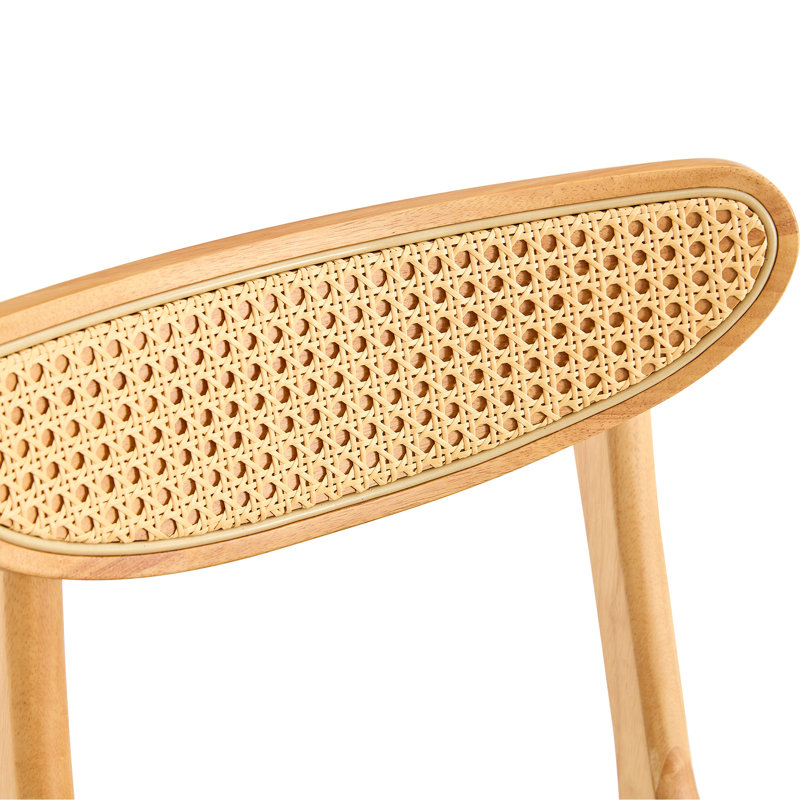 4 La chaise de salle à manger élégante et durable en bois massif, le petit dossier incurvé, le coussin en polyuréthane et la belle forme s'agencent parfaitement à n'importe quelle pièce et à un usage quotidien